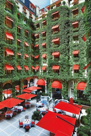 Hotel Plaza Ath&eacuten&eacutee, Paris.