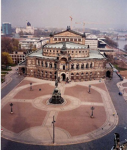 44) Semper Opera House in Dresden .