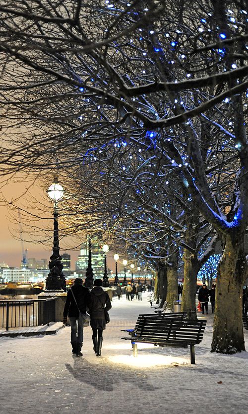 A walk along by the River Thames in the snow