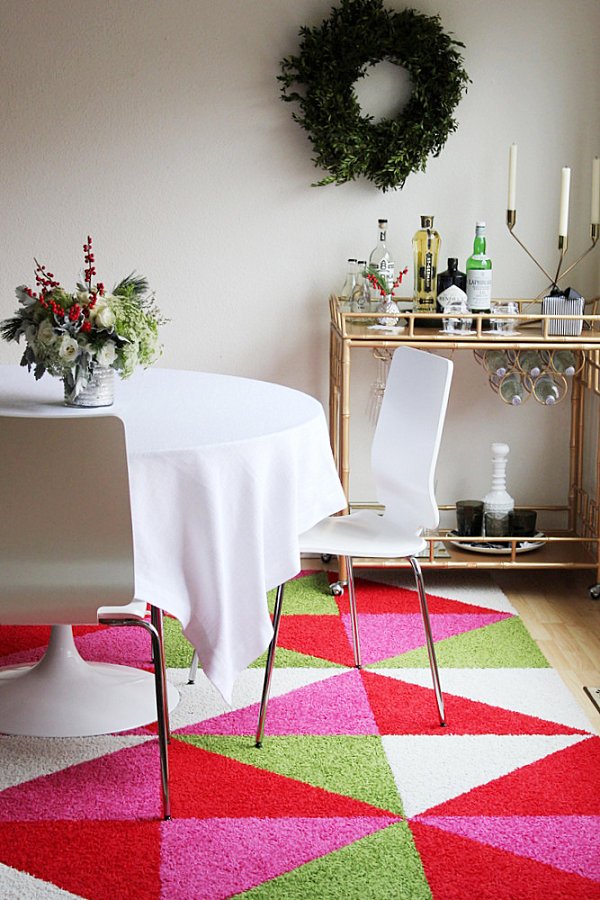 Fancy-Colorful-Holiday-Rug-and-White-Circular-Table-with-Green-Wreath