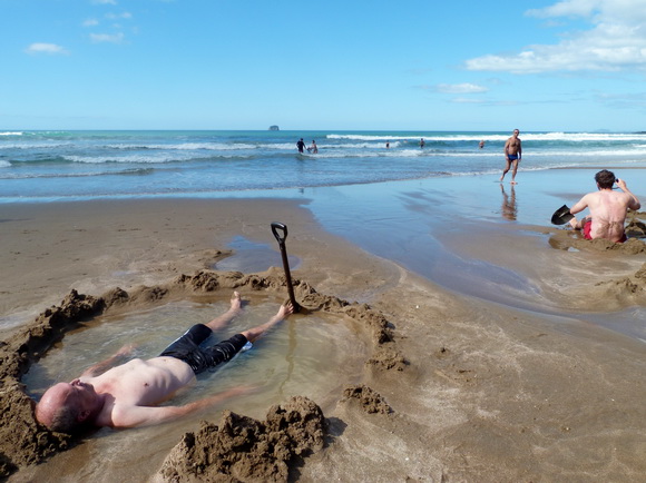Hot-Water-Beach-New-Zealand-02