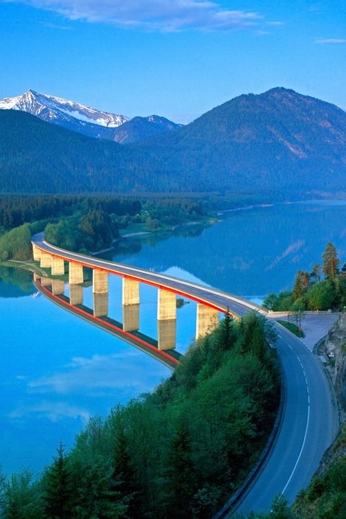 Germany, Bavaria, Road Bridge over Lake Sylvenstein - elevated view