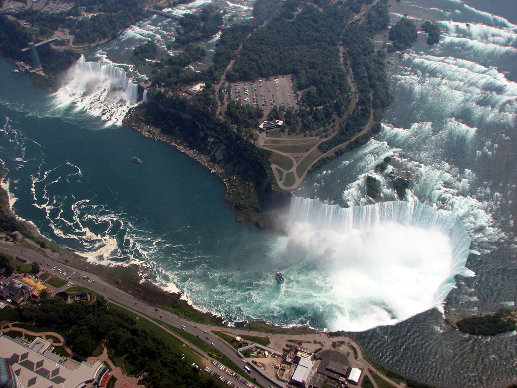 Niagara-Falls-from-the-air