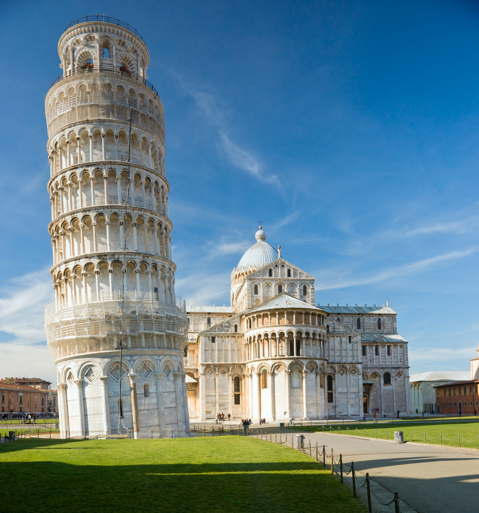 Pisa-Piazza-dei-miracoli-with-the-Basilica-and-the-leaning-tower.-Shot-with-polarizer-filter.