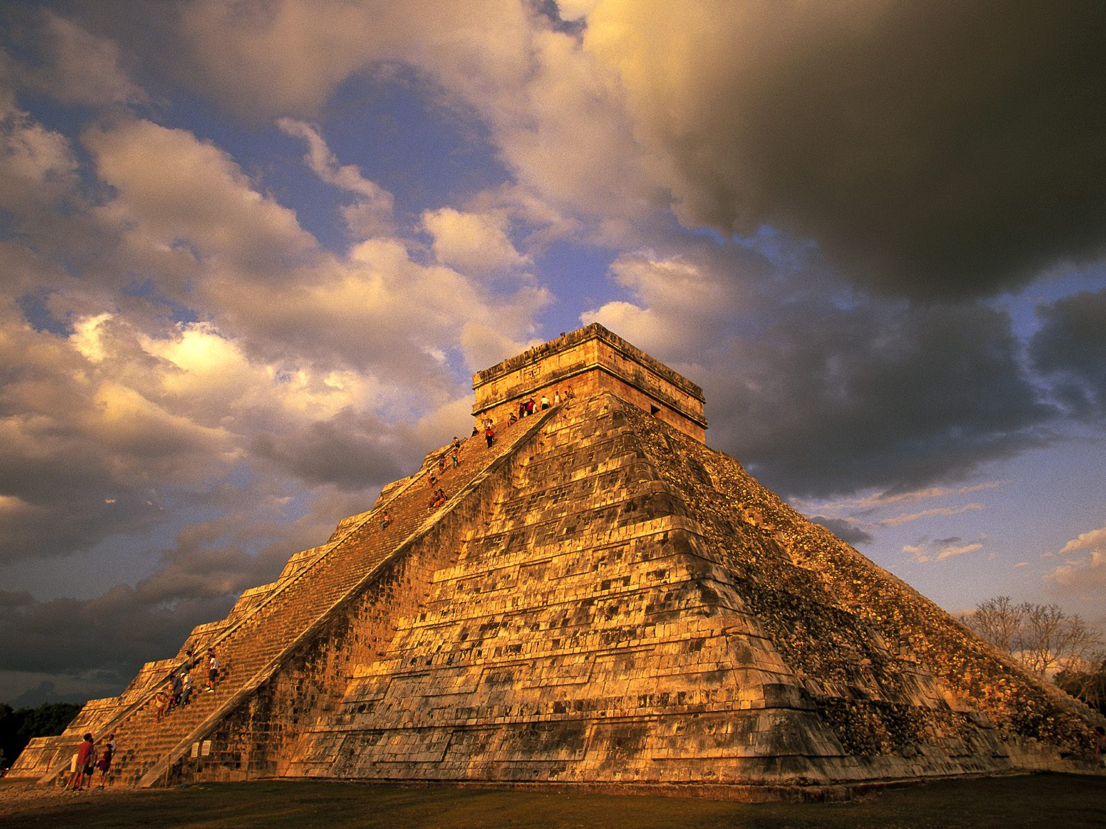 Pyramid at Chich&eacuten Itz&aacute, Yucatan Peninsula, Mexico