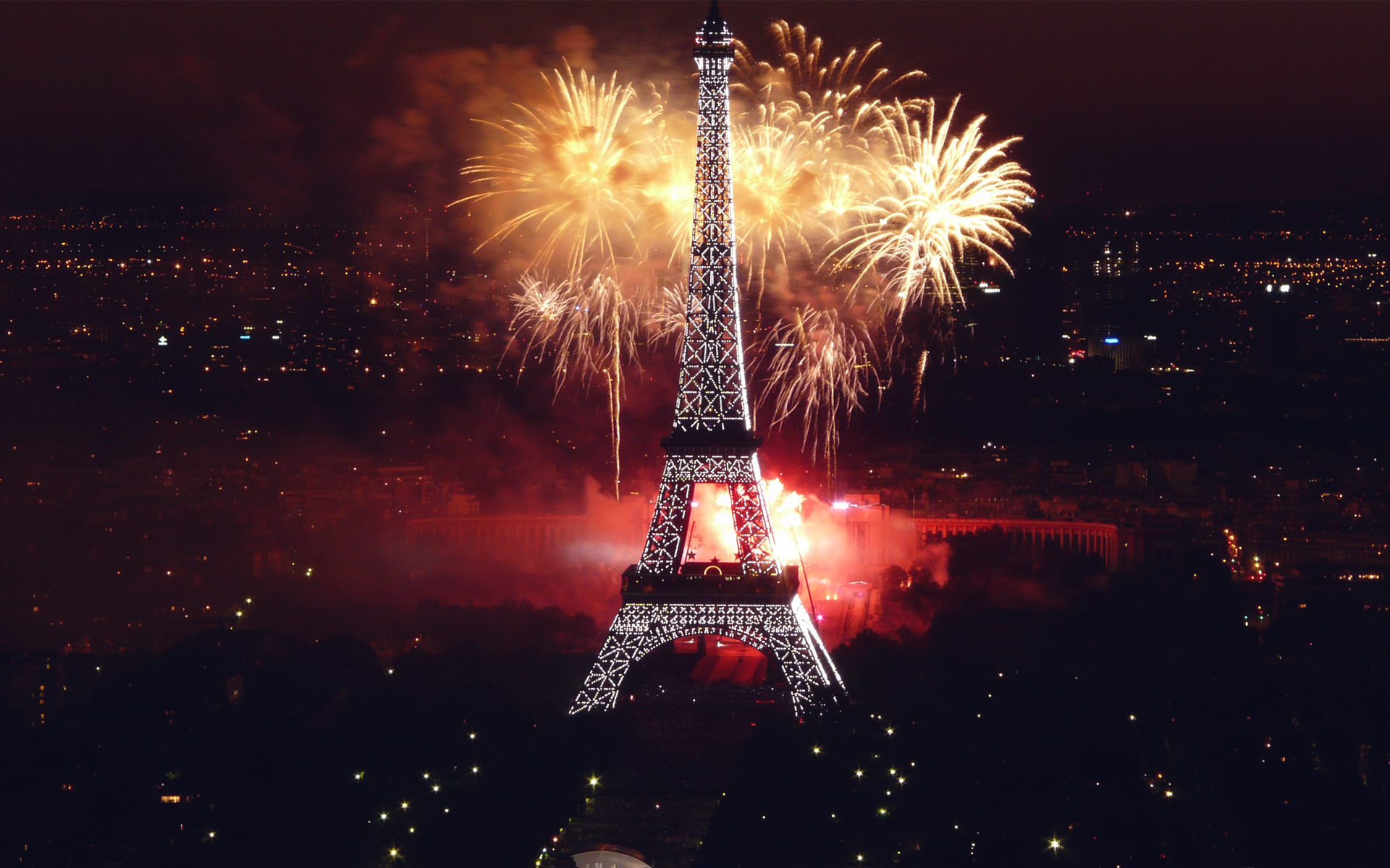 fireworks_at_eiffel_tower-wide