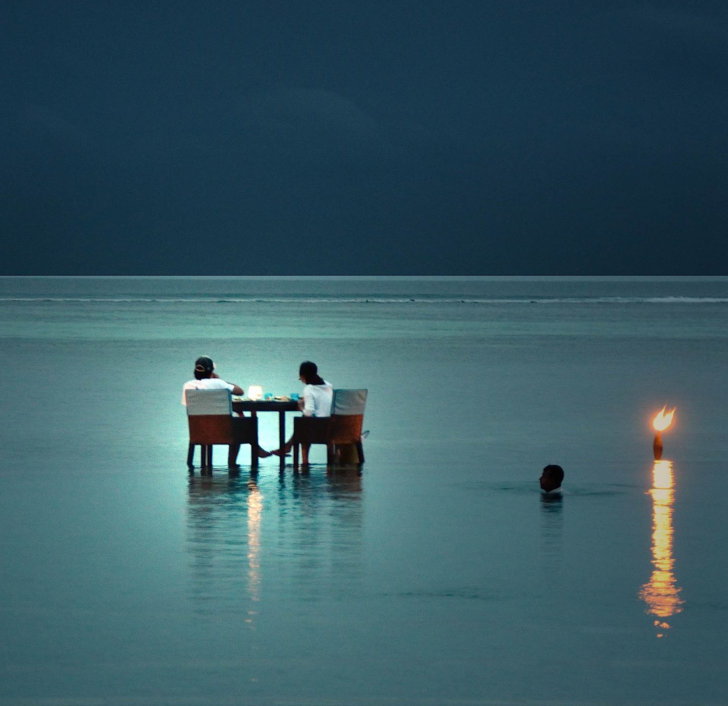 maldives-pool-diners