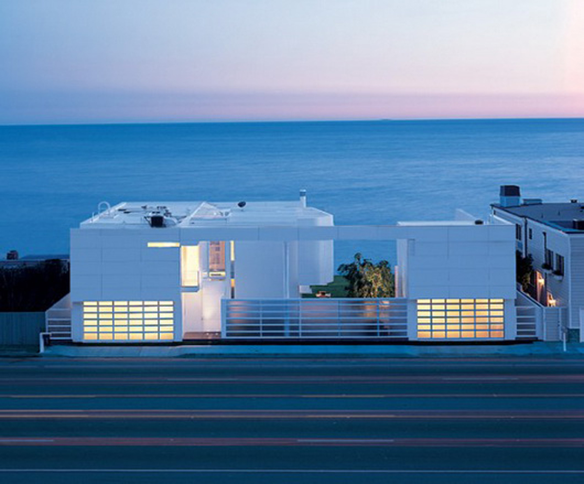 Beautiful-White-Residence-in-California-Beach-by-Richard-Meier-and-Michael-Palladino
