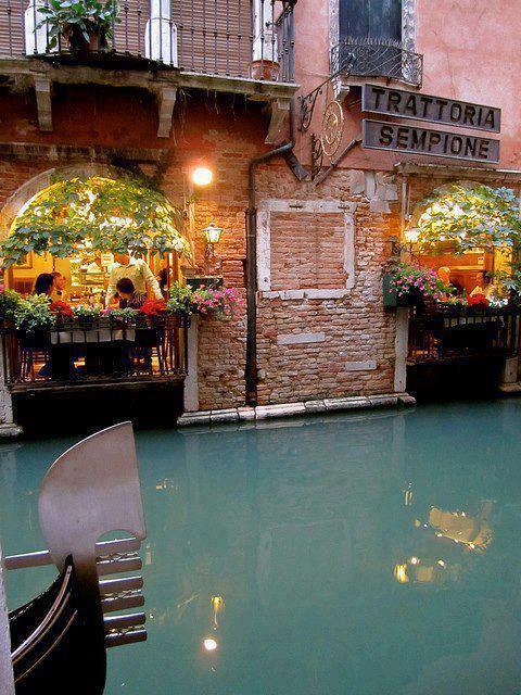 Romantic-canalside-cafe-Trattoria-Sempione-Venice-Italy-Photo-by-La-Citta-Vita