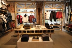 How to Arrange Retail Store Clothing Racks to Attract more Customer