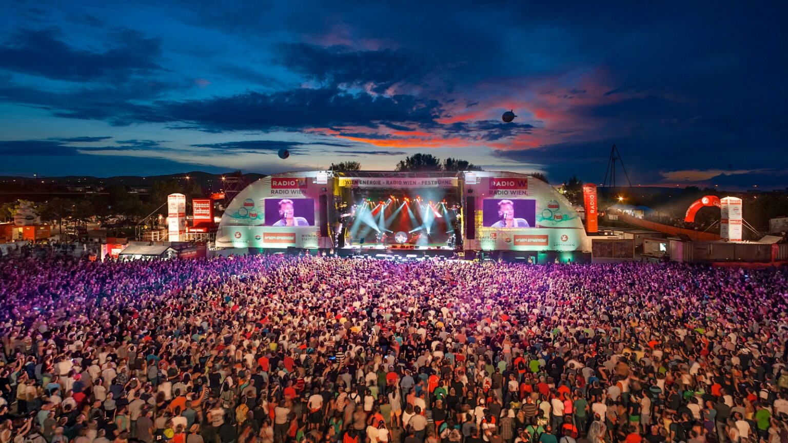 10 Largest Music Festivals Around the World