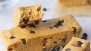 Why You Get Hungry & How a Cookie Protein Bar Helps