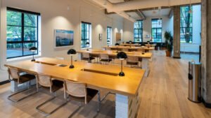 What Features Should a Perfect Office Table Has – A Guide for Business Owners
